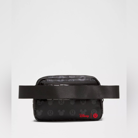 🖤🆕 Lululemon x Disney Everywhere Belt Bag Mickey and Logo Print - Disney Black - Picture 2 of 9